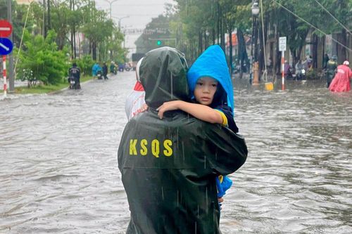 Cán bộ, chiến sĩ hỗ trợ người dân vượt 'biển nước' trong mưa lớn ở Kiên Giang