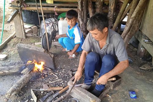 Giữ lửa nghề rèn của người Xơ Đăng