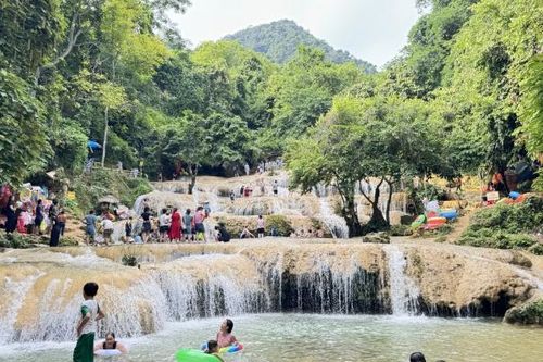 Du khách đổ xô về thác Mây 9 tầng ở xứ Thanh để giải nhiệt