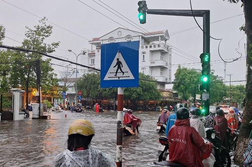 Mưa to kéo dài khiến nhiều tuyến đường tại TP. Rạch Giá ngập sâu