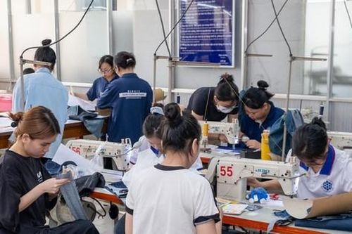 Tuyển sinh đại học 2024: Hút thí sinh bằng học bổng