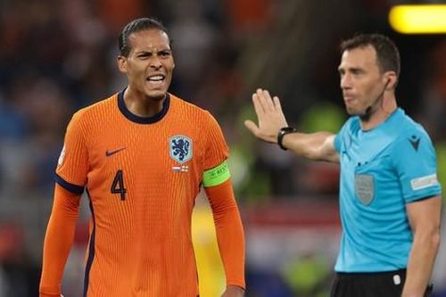 Van Dijk chỉ trích trọng tài thiên vị tuyển Anh: 'Hết trận, ông ấy chạy ngay vào đường hầm'