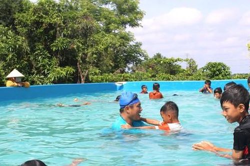 Lớp bơi miễn phí cho học sinh khó khăn ở Đắk Lắk