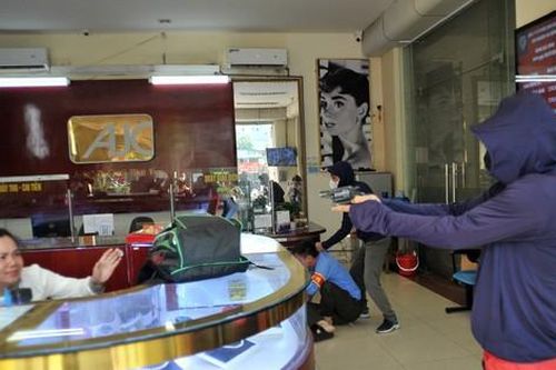 Diễn tập giải cứu con tin bị đối tượng có vũ khí đe dọa trong tiệm vàng