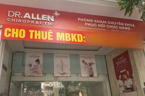 Nhan nhản biển cho thuê mặt bằng, thanh lý toàn bộ cửa hàng ở trung tâm Hà Nội
