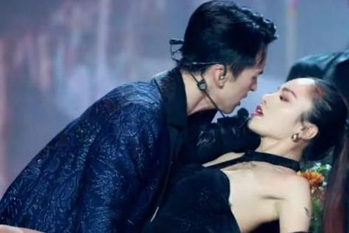 Khán giả chê vũ đạo show Anh trai phản cảm