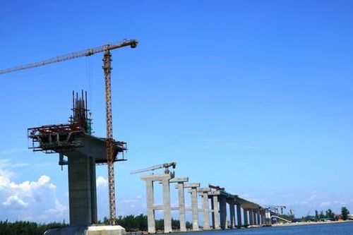Nhìn gần công trình cầu vượt cửa biển dài nhất miền Trung sắp hợp long