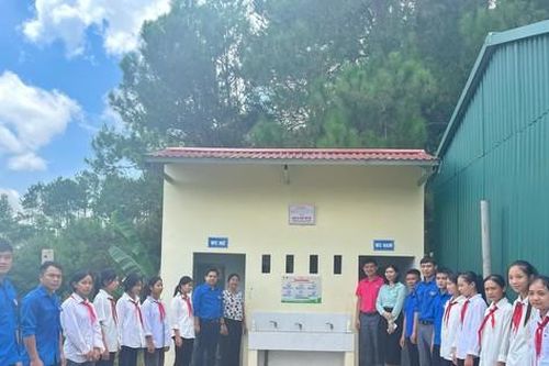 Trao nhiều phần quà ý nghĩa cho thiếu nhi xứ Lạng