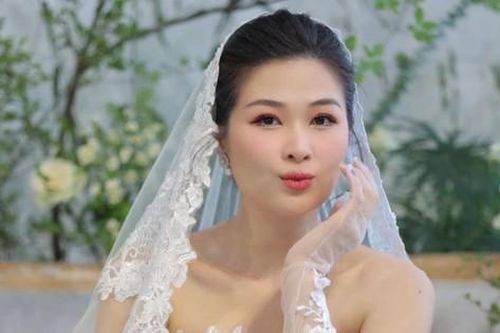 Showbiz 11/7: Giữa tin rạn nứt, vợ Huy Khánh chụp ảnh cưới một mình