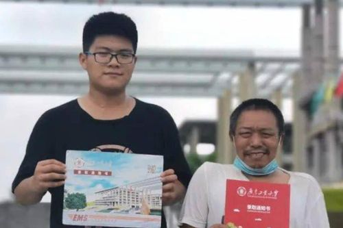 Hé lộ câu chuyện đằng sau hình ảnh cậu bé ăn xin ngồi đọc sách bên đường