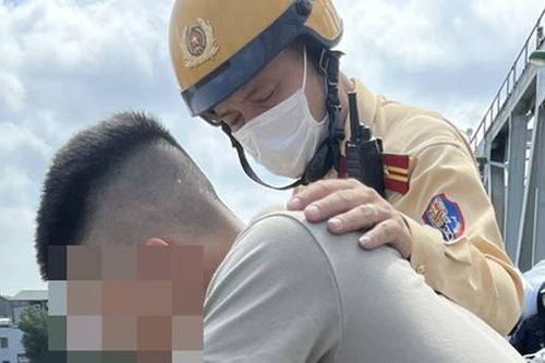 Cái vỗ vai, trấn an nam thanh niên định nhảy cầu Chương Dương tự tử