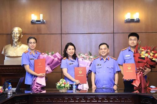 Trao quyết định của Viện trưởng VKSND tối cao về công tác cán bộ