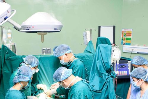 Mạch máu dị dạng tạo hình 'chiếc nhẫn' thắt đường thở trẻ 9 tháng tuổi