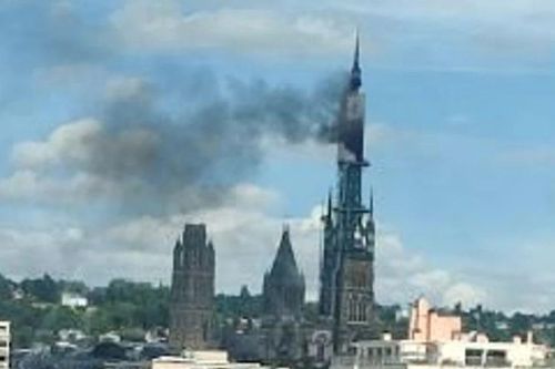 Cháy ngọn tháp nhà thờ Đức Bà Rouen ở vùng Normandy của Pháp