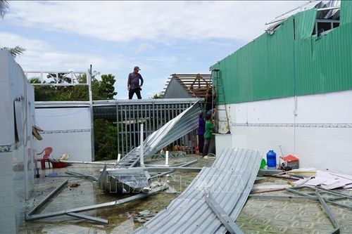Dông lốc diễn ra rất nhanh làm tốc mái 17 căn nhà ở Đồng Tháp