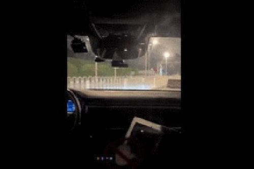 Hi hữu cảnh sát giao thông kiểm tra nồng độ cồn gặp xe tự lái