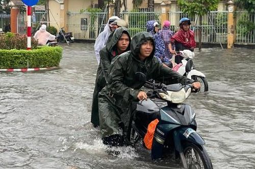 Mưa lớn, Kiên Giang huy động lực lượng hỗ trợ người dân
