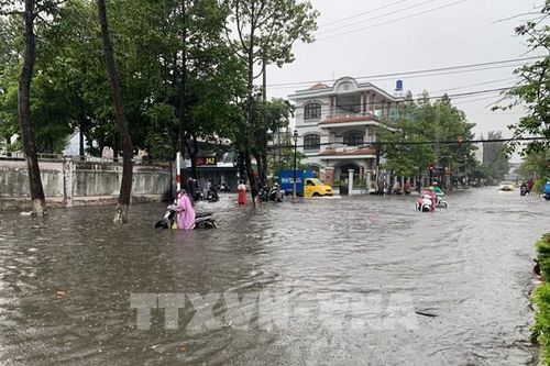 Kiên Giang: Nhiều tuyến đường ở thành phố Rạch Giá ngập sâu do mưa lớn