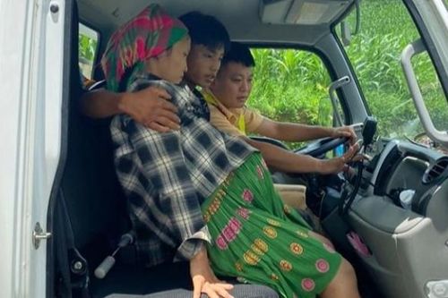 Hà Giang: Sản phụ chuyển dạ mệt lả bên đường được CSGT đưa đi cấp cứu