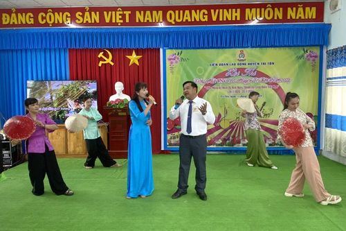 Người lao động huyện Tri Tôn trổ tài văn nghệ
