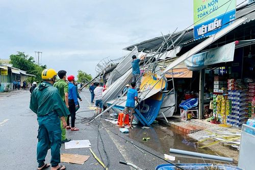 Giông lốc làm 17 căn nhà ở huyện Lai Vung bị tốc mái