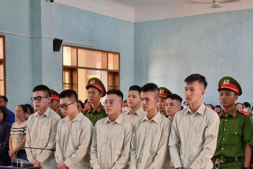 Bênh bạn gái của bạn, 7 thanh thiếu niên lãnh 33 năm tù về tội giết người