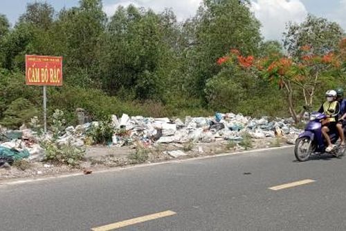 Cấm nhưng vẫn đổ rác
