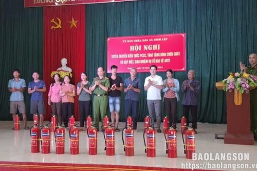 Trao tặng 152 bình chữa cháy cho hộ nghèo, hộ cận nghèo, gia đình chính sách trên địa bàn xã Đình Lập