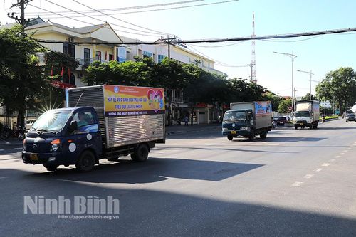 Tuyên truyền lưu động hưởng ứng Ngày Dân số thế giới 11/7