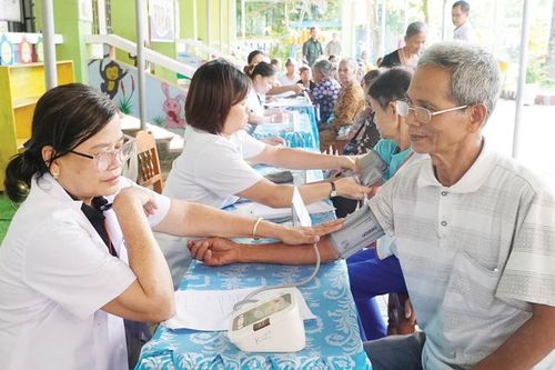 Chăm sóc sức khỏe toàn diện cho người cao tuổi