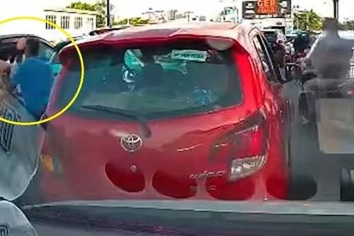 Công an triệu tập tài xế taxi tấn công người phụ nữ giữa đường