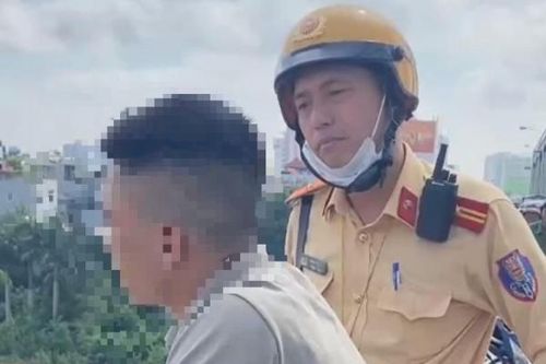 CSGT ngăn chặn nam thanh niên nhảy cầu Chương Dương tự tử