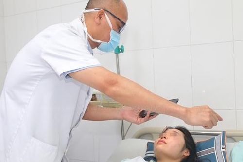 Hai phụ nữ mù mắt và hoại tử ngực do tiêm filler làm đẹp