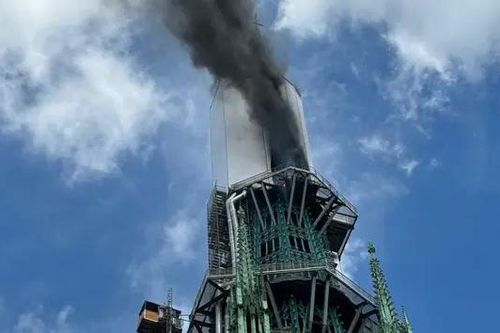 Cháy ngọn tháp nhà thờ Đức Bà Rouen ở Pháp