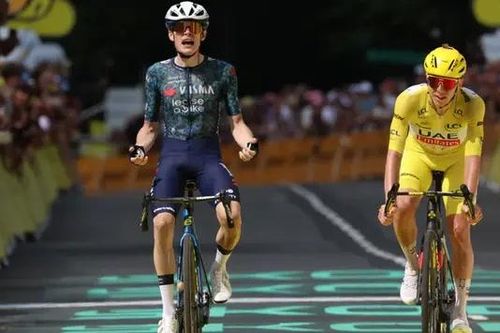 Jonas Vingegaard giành chiến thắng trước Tadej Pogacar