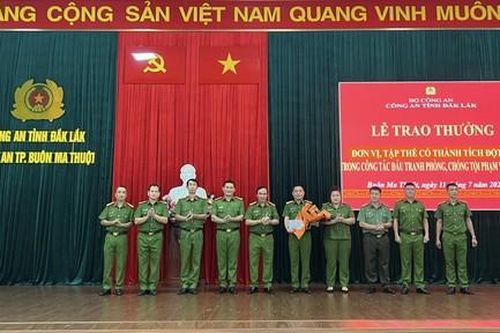Khen thưởng đột xuất Công an TP.Buôn Ma Thuột vì đạt thành tích xuất sắc
