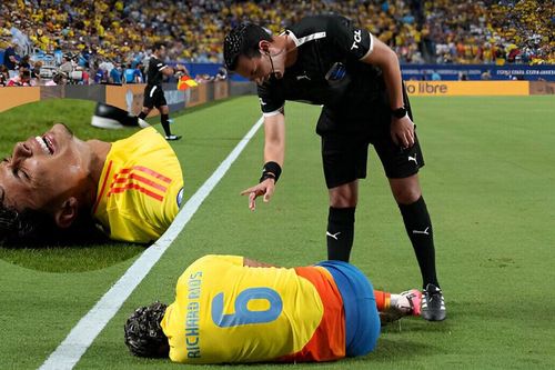 Trọng tài Copa America gây phẫn nộ, bỏ mặc cầu thủ Colombia chấn thương nằm sân