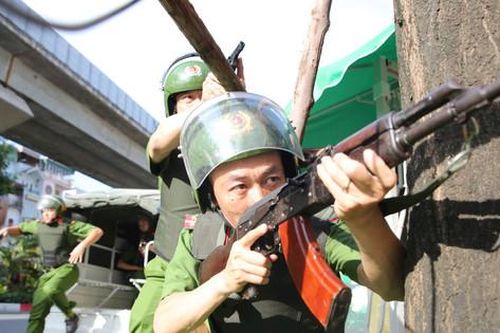 Công an Hà Đông diễn tập xử lý tình huống cướp tiệm vàng