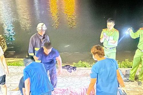 Hô hấp cứu nạn nhân đã ngừng thở khi tự tử tại hồ Linh Đàm
