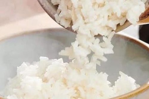 Hâm nóng cơm nguội nhớ cho 1 thìa này vào, cơm sẽ thơm dẻo như mới nấu