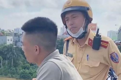 Khuyên thanh niên bỏ ý định nhảy cầu Chương Dương tự tử