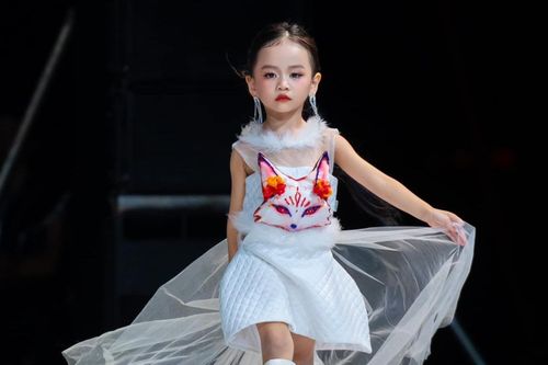 Phụ huynh 'cắt' học hè, chi tiền triệu để con tập làm MC, người mẫu