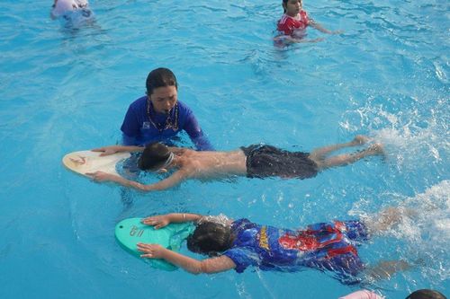 Cô giáo 'xóa mù bơi' cho hàng nghìn học sinh miền sông nước