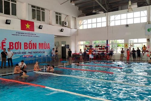 Quận Hoàng Mai cấp giấy chứng nhận học bơi cho gần 400 học sinh