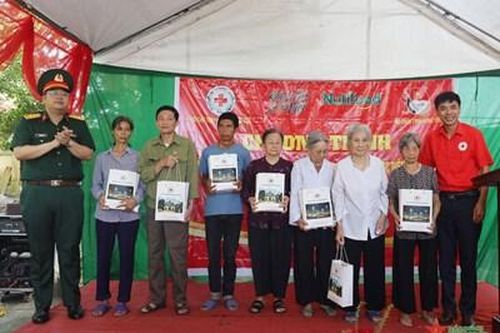 Bộ CHQS tỉnh Hưng Yên phối hợp khám bệnh miễn phí cho đối tượng chính sách