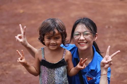 Nhóm bạn trẻ kết nối yêu thương đến với thiếu nhi dân tộc thiểu số tỉnh Phú Yên