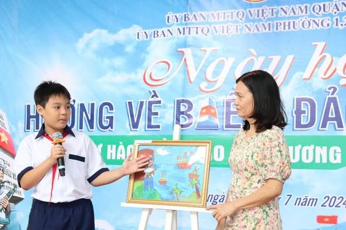 Học sinh thi vẽ tranh tuyên truyền về biển, đảo Tổ quốc