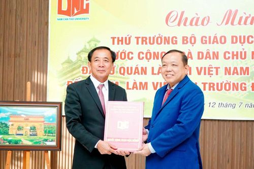 Trường ĐH Nam Cần Thơ tài trợ học bổng hơn 4,2 tỉ đồng cho du học sinh Lào