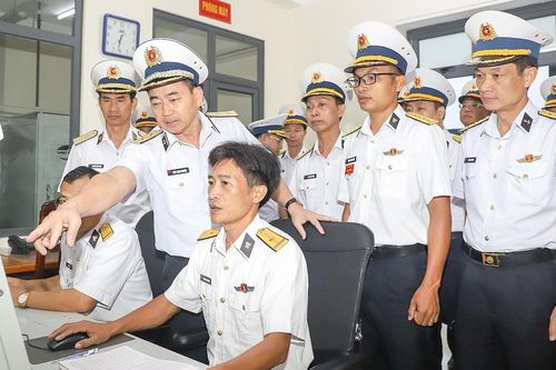 Quân chủng Hải quân tiếp tục chủ động nắm, dự báo, đánh giá sát, đúng tình hình trên các vùng biển