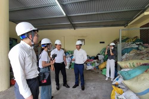 Đoàn phóng viên, nhà báo tham quan thực tế viết bài về bảo vệ môi trường gắn với phát triển bền vững